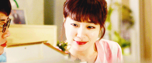 在相处中,一些小小的亲密举动, 比如坐在一起时,习惯性的握着对方的