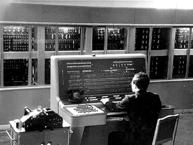 2)从上世纪50-60年代末,苏联的计算机产业思路是做自己的技术标准,走