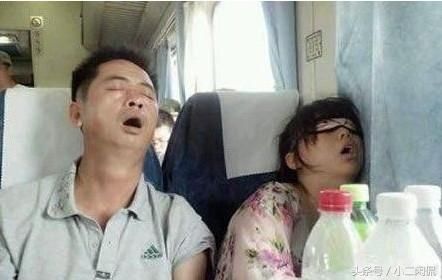 火车上的奇葩睡姿有哪些,开眼界了!