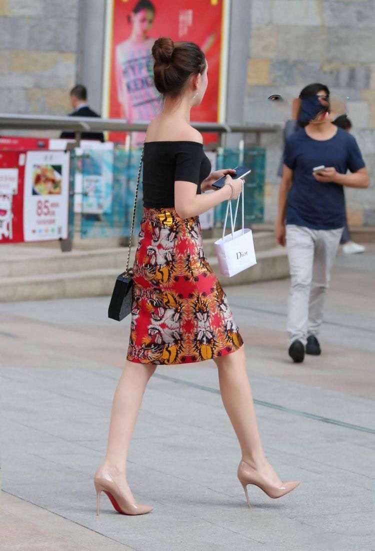 街拍:时尚的美女穿"虎头裙"出街,霸气侧漏!