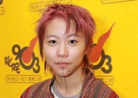 王菲女儿窦靖童剃发出家,"周迅" 全程陪同举止亲密!
