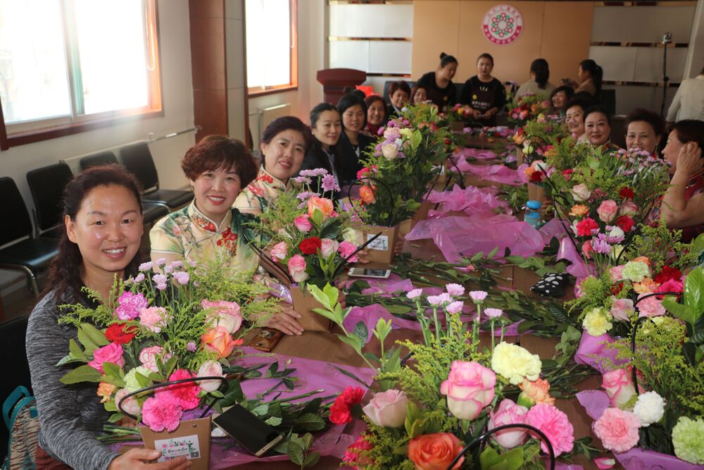 用"花"装点快乐,20多名母亲参加母亲节插花活动