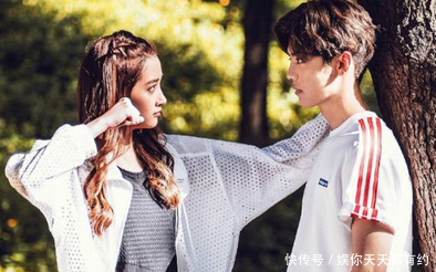 关晓彤与男星合影:图1感觉表情很不自然,图4遭到很多人羡慕!