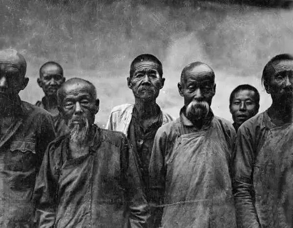 美国人在鞋盒里发现6000张中国古代老照片,这几张最诡异!