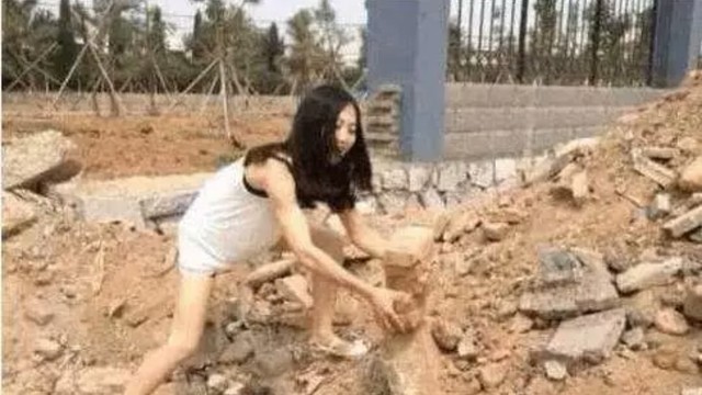 美女搬砖,是作秀还是对农民工的侮辱