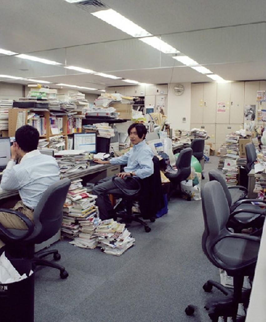 日本的上班一族非常勤勉,每天在办公室忙个不停.