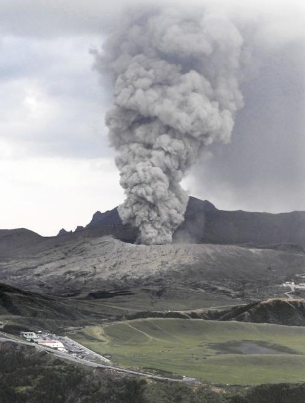 日本阿苏山火山喷发 火山灰如柱冲天