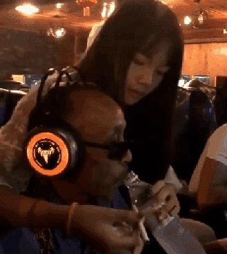 搞笑gif:现在网吧服务都这么周到的吗?