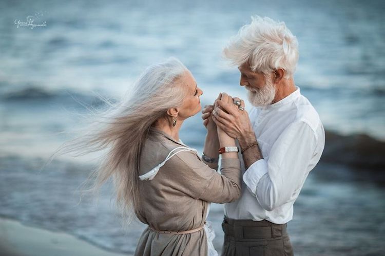 爱是想和你一起老去,望着这对老夫妇的深情眼神找回爱情最初悸动