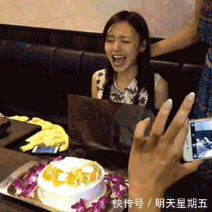 搞笑gif:旁边的姑娘,你的车头灯好亮啊
