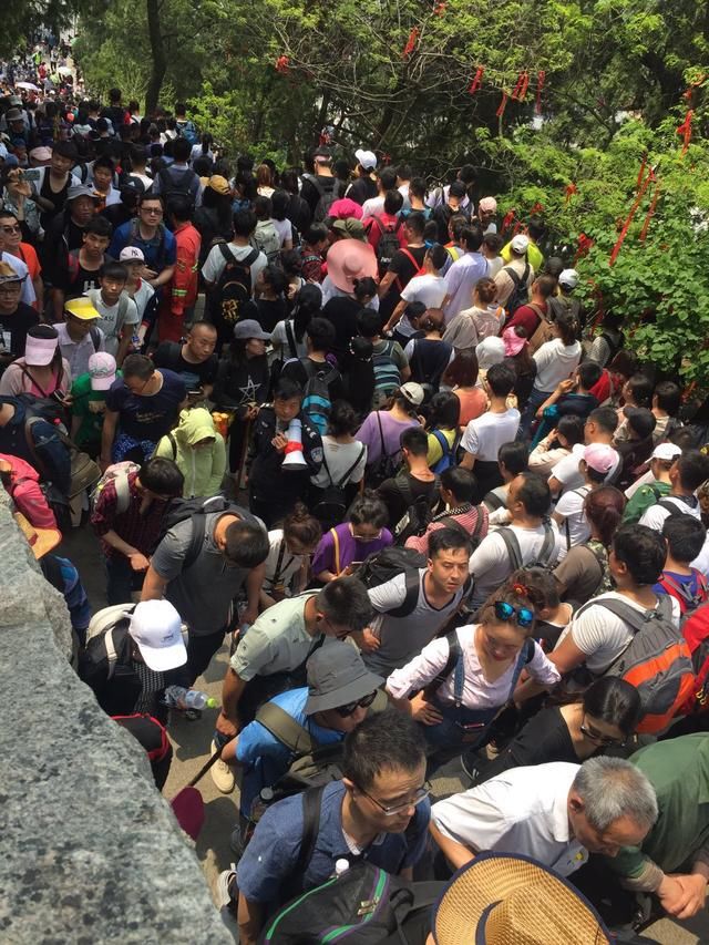 "五一"三节叠加10万人登泰山,游客:人山人海,景区:全员上岗
