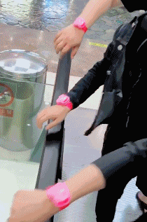 这还真是一个刻骨铭心的愚人节啊 搞笑gif:今天我俩既分高下,也决生死