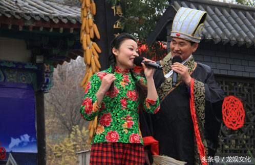 星光大道的农民歌手大变样,大衣哥老婆怕离婚,草帽姐老公好无奈