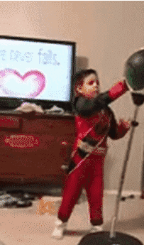 搞笑gif图:这么小就会撩大姐姐,一看己知道不是跟着奶奶长大的