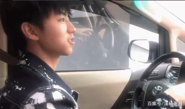 王俊凯开车上路,凯boss打轮动作娴熟啊!