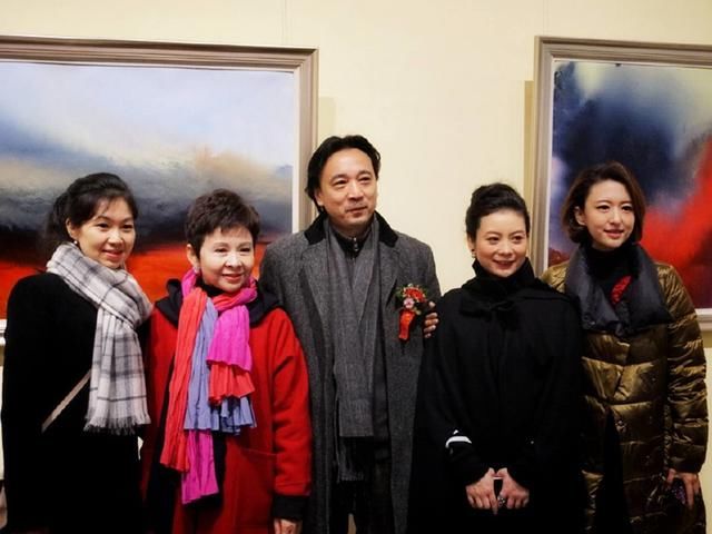董文华近照曝光,现身助阵朱军画展,曾深陷绯闻