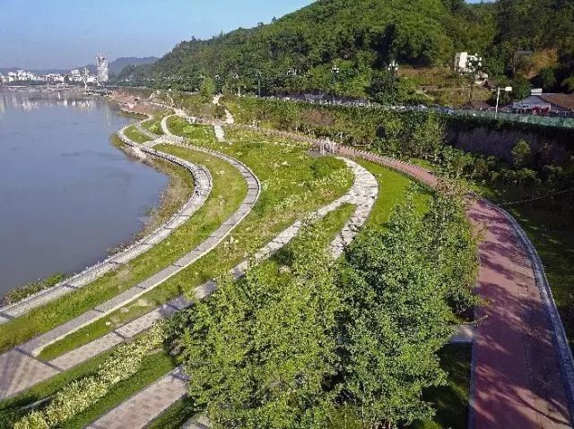 宜宾最长滨江路美哭了!现已经开放!有空中骑行道