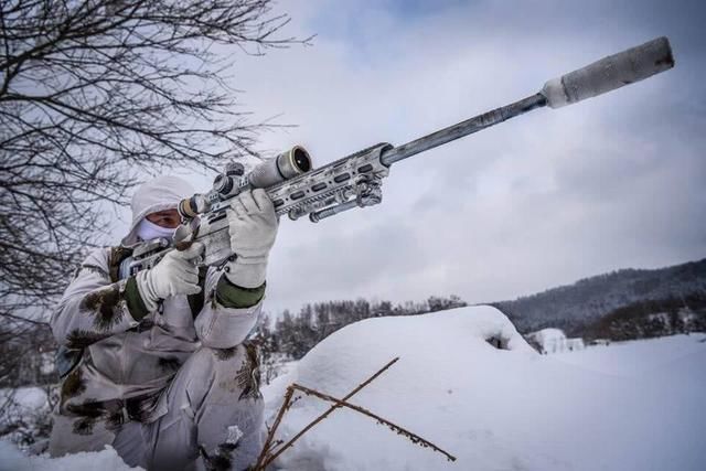 波兰狙击手中的狙击步枪都根据冬季的环境涂上了雪地迷彩,这样能最大