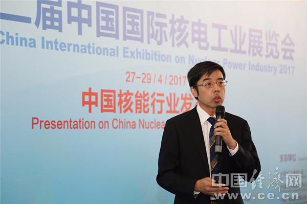 图为中国广核集团华龙一号gda首席技术官毛庆在核工展期间的新闻发布