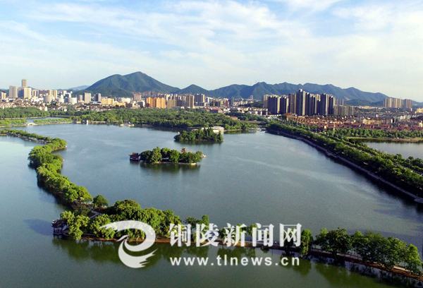 据铜陵日报报道, 8月20日,雨后的铜陵主城区碧空如洗,天井湖风景区及