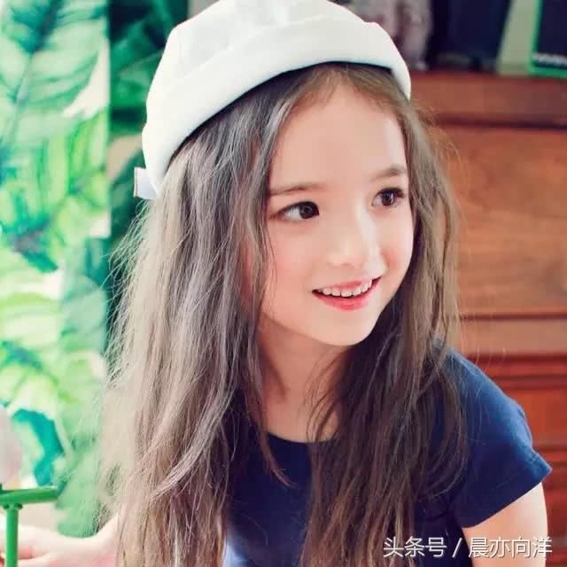 全球最美混血儿,7岁小女孩长着雀斑,却惊艳世界!