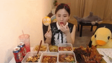 让我们一起来看看这位妹子吃饭的整个过程动图吧.