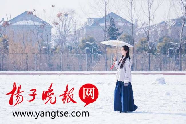 女生汉服雪景照走红