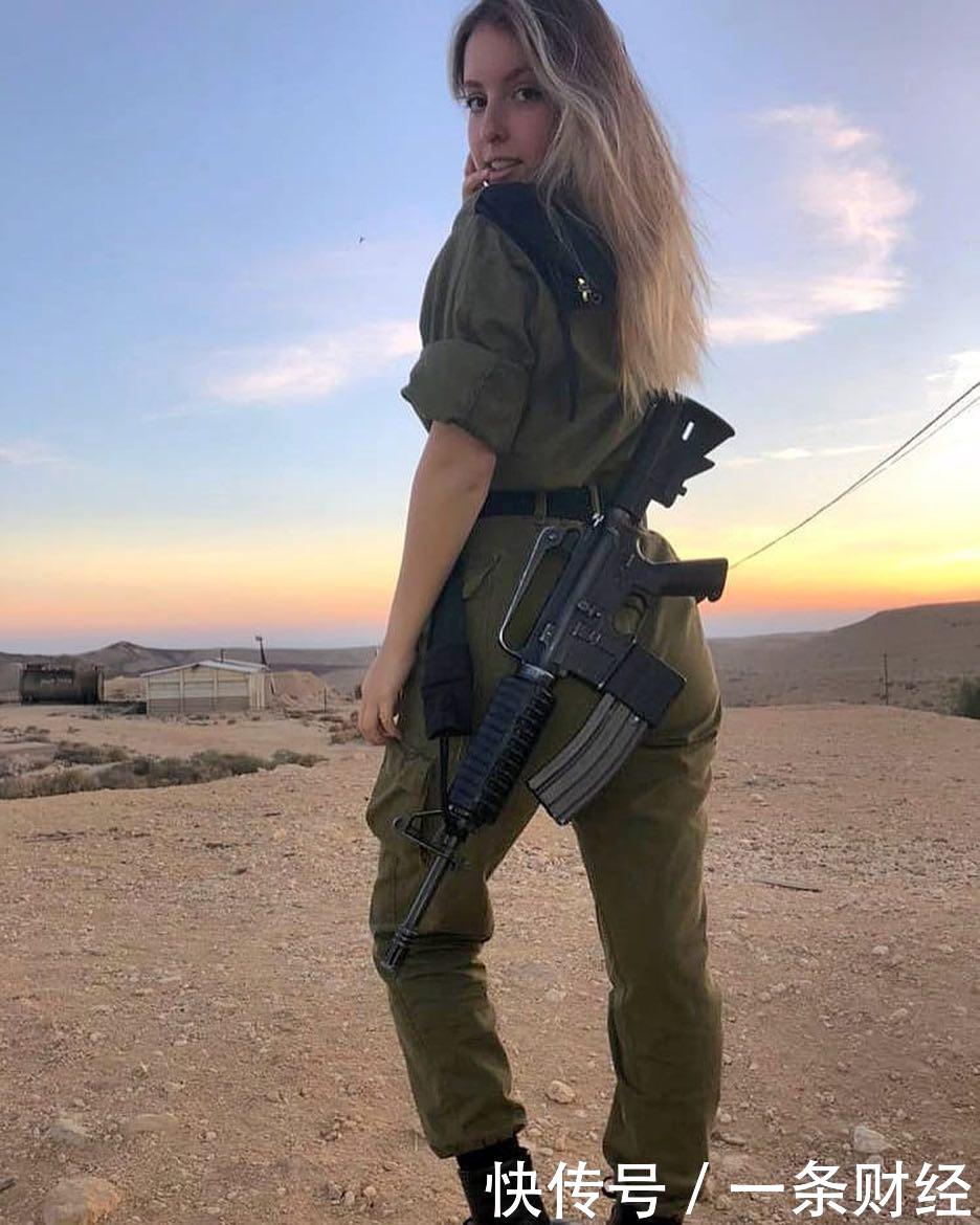 以色列女兵晒军装照,女人挎枪竟这么美