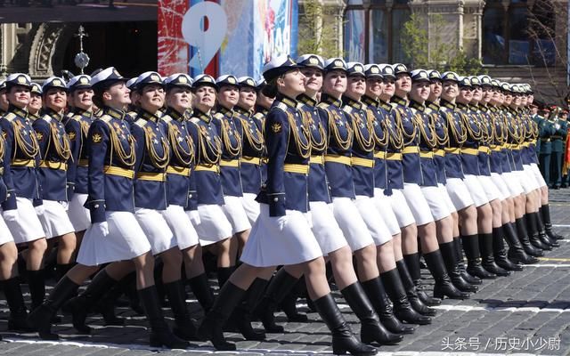 白裙子,皮马靴,俄罗斯网友有争议,其实沙俄时代女兵就