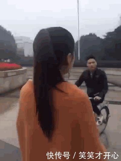 爆笑gif图:从背影看出了两个人不同的人生