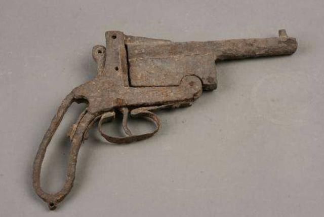上图这把手枪叫独一撅,是抗日战争时期八路军使用的最主要武器.