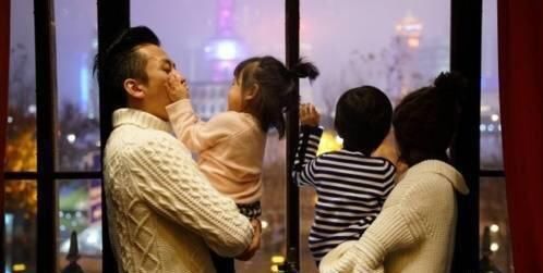 靳东儿子上幼儿园哭闹,老婆李佳心碎,网友:把你老公抱
