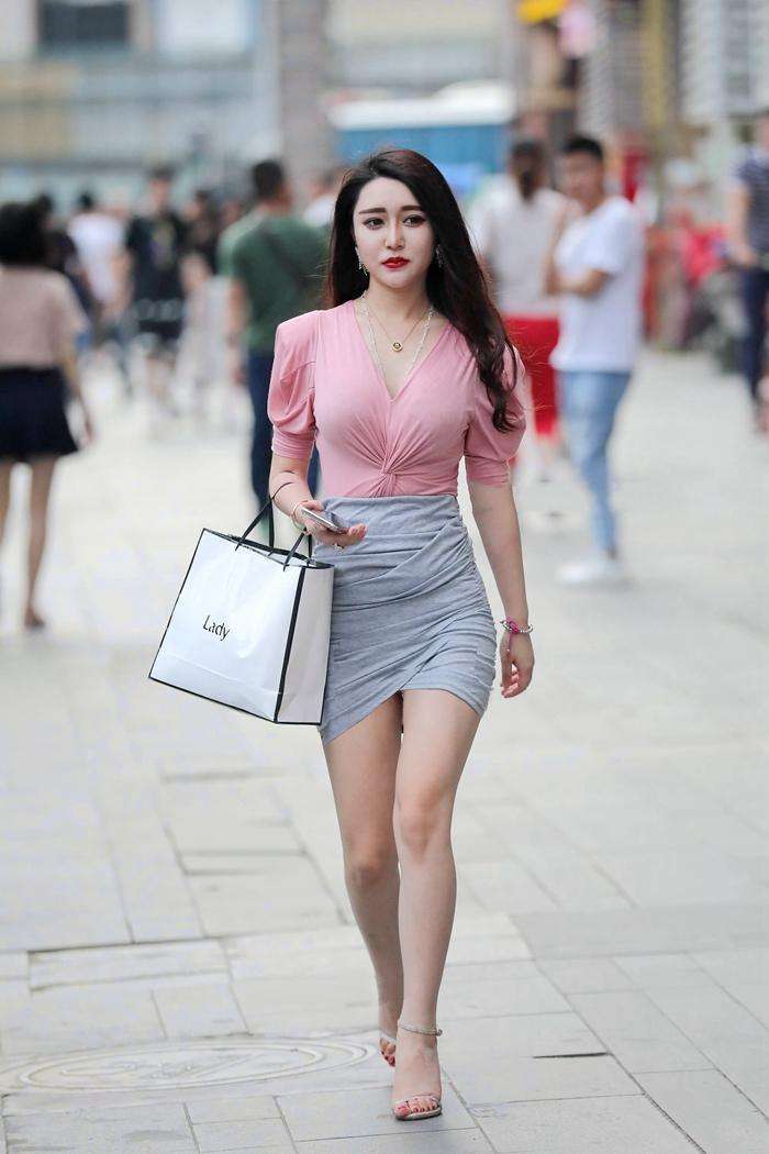 上下拼色的搭配,打造黄金比例,时尚而别致,非常展现女性的优雅与美丽