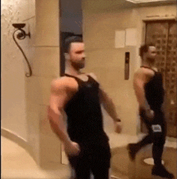 外国小哥太逗了,无时无刻不在展示身材,走个路都在秀肌肉!