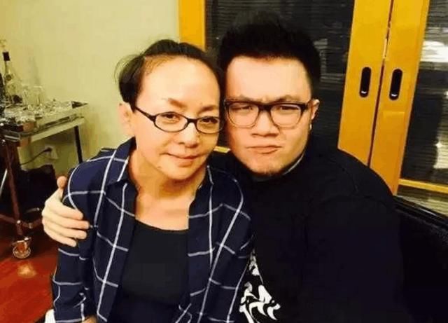 宋丹丹和英达离婚一个月后,英达就和现任妻子梁欢结婚了,这还不是过分