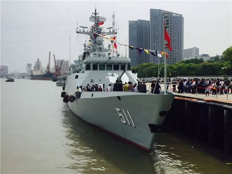 排队参观保定舰