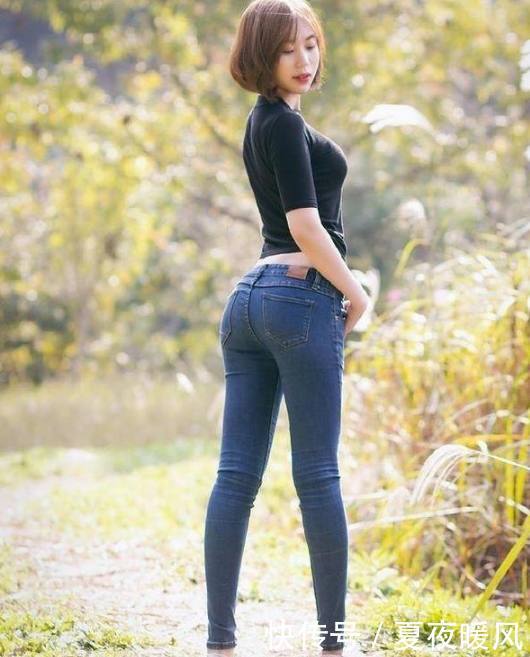 美女穿搭:柔软紧身牛仔裤突显完美身材,辣妈秒变女神