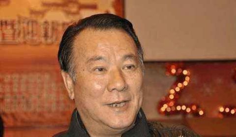 他曾与周润发齐名,捧红过周星驰,如今65岁老得认不出