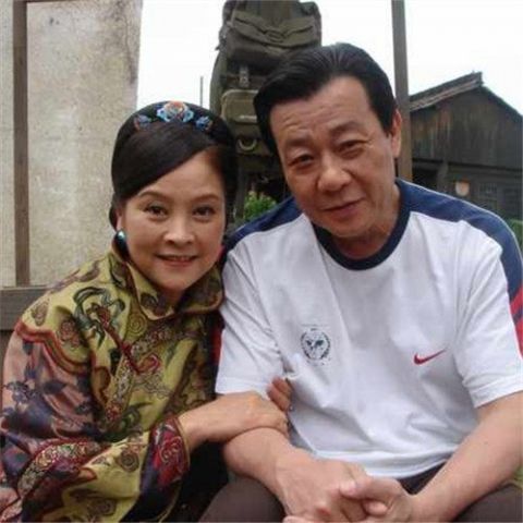 戏里他常常出演豪门老爷,戏外他也有两个老婆,还住楼上楼下
