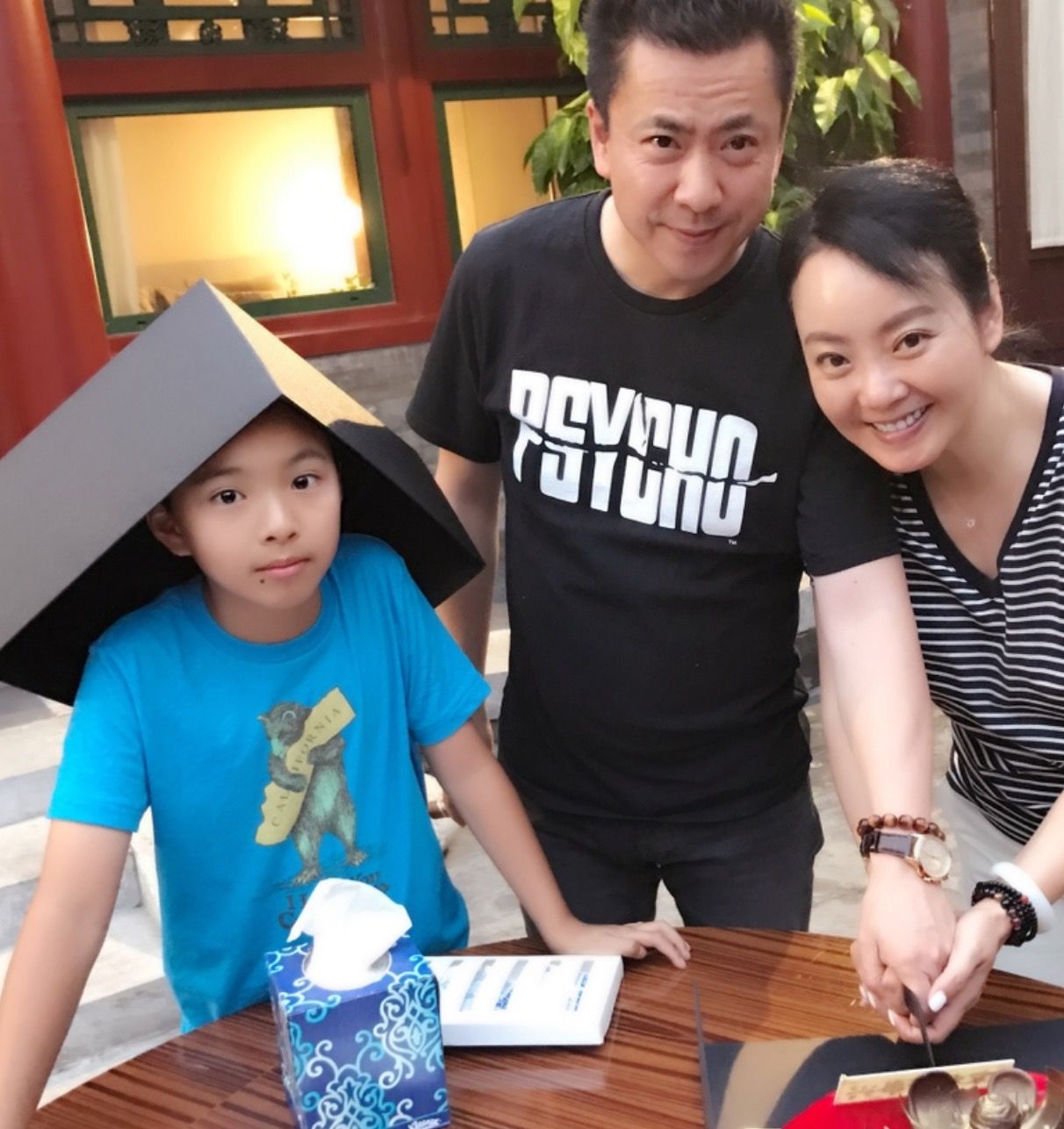 王中磊爱妻晒度假的美照,儿子听话有爸爸的风范,妈妈做监督!
