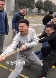 搞笑gif 放个风筝至于这样吗,简直在用生命放风筝啊