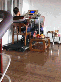 搞笑gif图:你知道世界上最有味道的女人是谁吗?