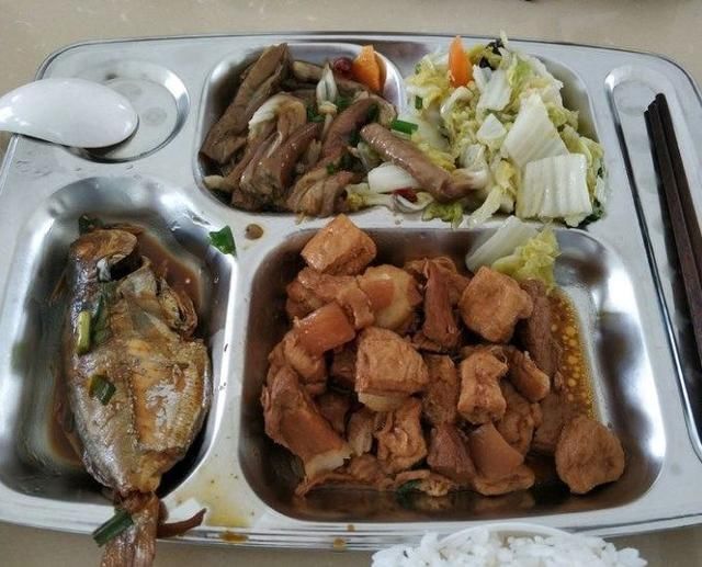 深圳某工厂员工晒出食堂伙食,网友:扎心又扎肺,这是当