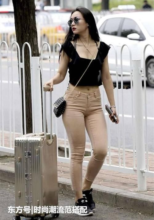 穿紧身裤的美女, 傲人的身材, 凸显魅力的妖娆