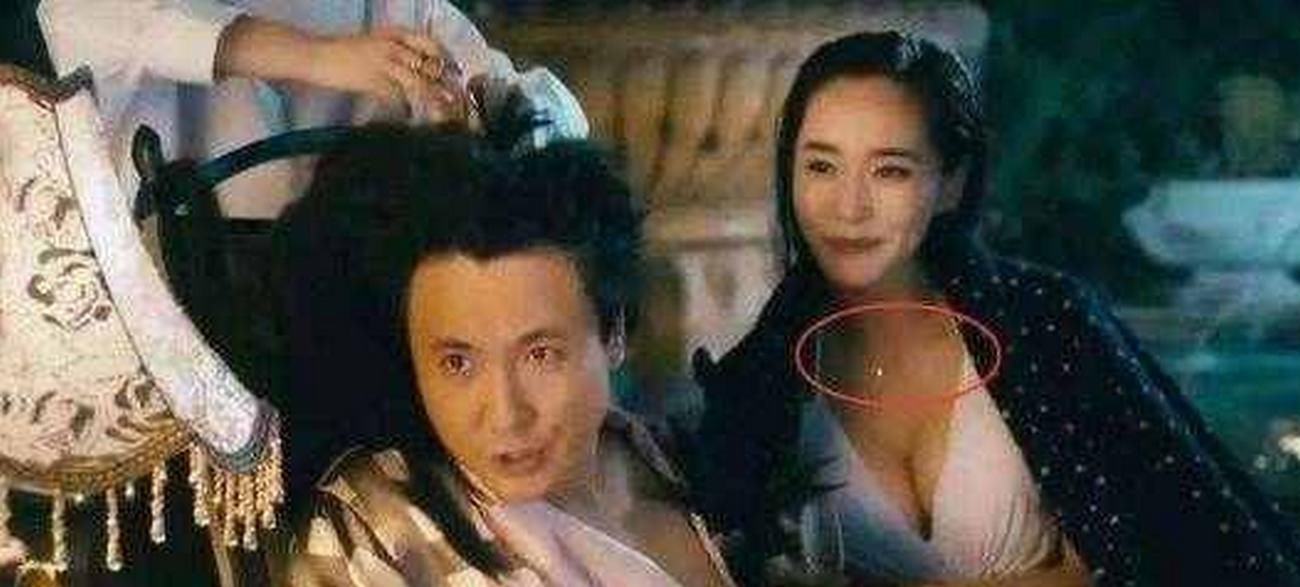 影视剧穿帮镜头大盘点,赵丽颖露透明肩带,还有群演拿出手机来偷拍!