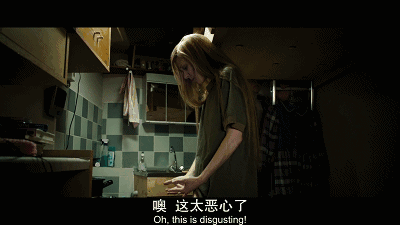 她想方设法用自己拙劣的
