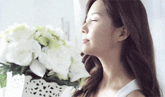 只有鲜花才能配的上这样的美女