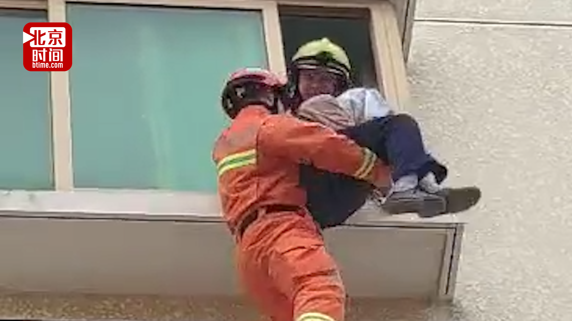 高位温柔"公主抱 消防巧救抑郁症老人
