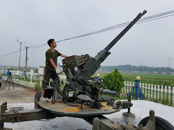 陈向晖正在固定炮点上观察云层 拍摄:王志宇