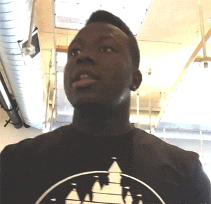 闪过的大妈一脸关爱智障的表情